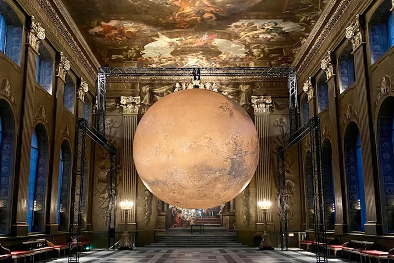 Instalación artística en la Painted Hall de Greenwich durante un viaje cultural a Londres con Tempodart