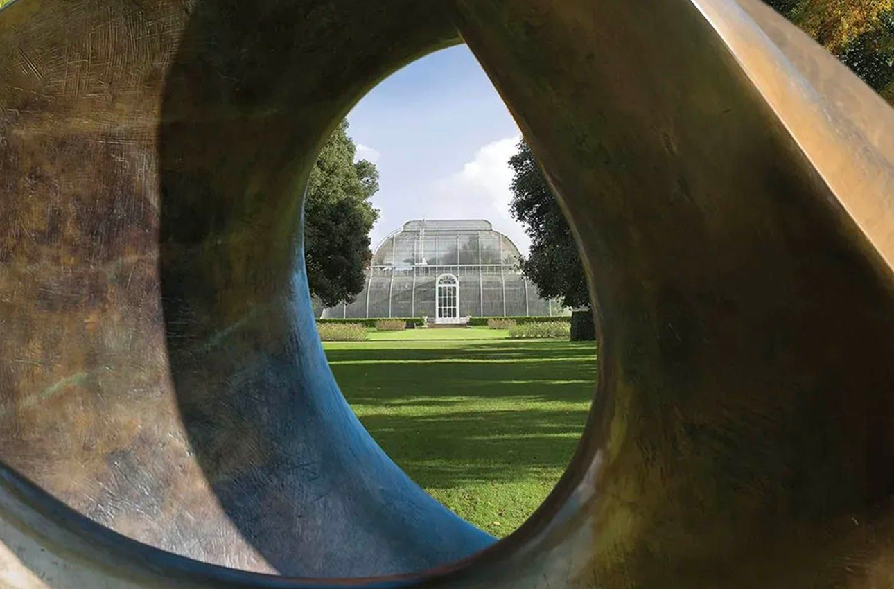 Escultura de Henry Moore en Kew Gardens durante un viaje cultural a Londres con Tempodart